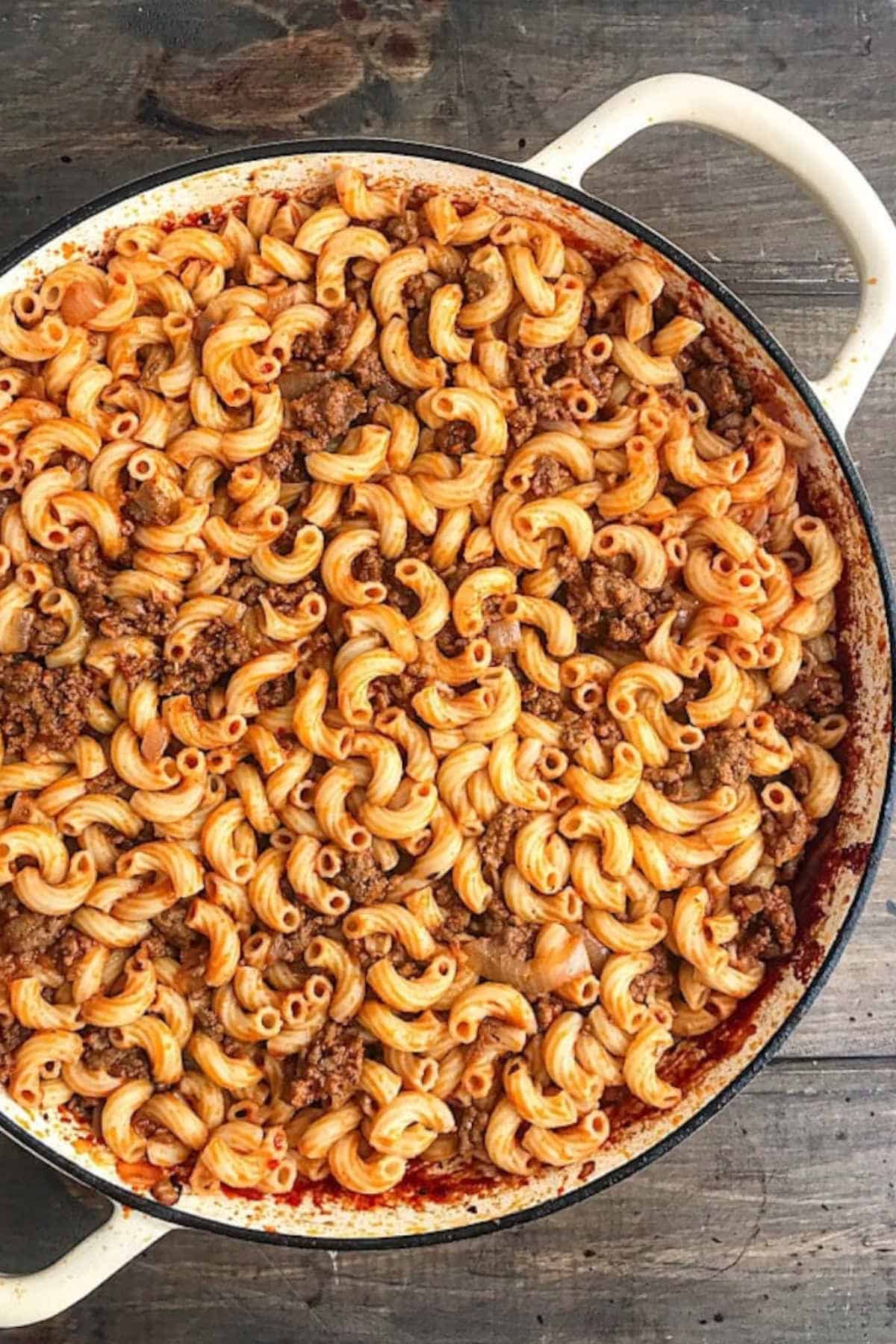 Ground meat macaroni in a skillet.