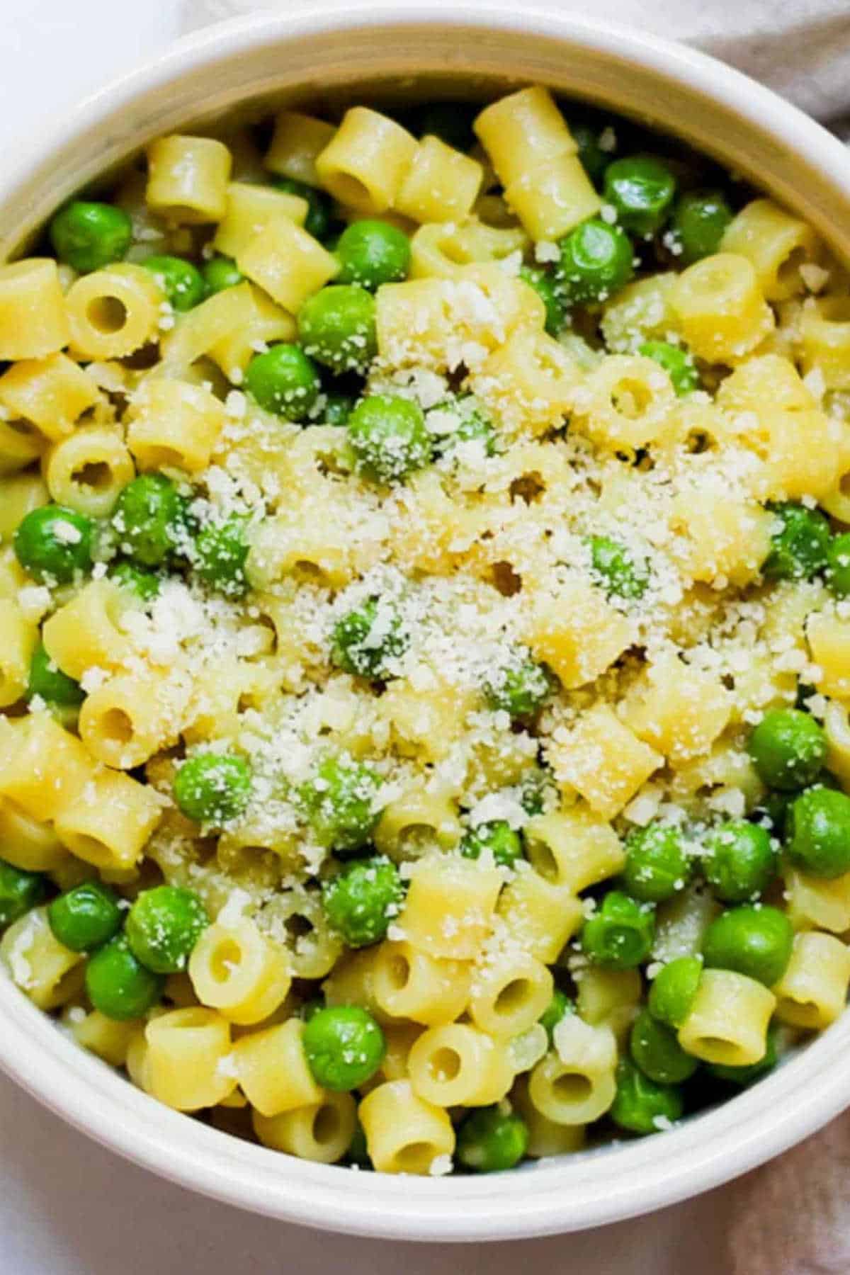 Close up image of pasta with peas.